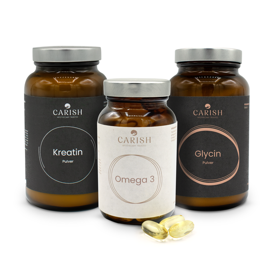 Am Bild die 3 Produkte des Anti Aging Pakets. Kreatin Pulver, Omega 3 Kapseln und das Glycin Pulver. Alle drei Produkte sind in einer dunkelbraunen Glasverpackung mit silbernem Deckel. Vor den Omega 3 Kapseln liegen 4 gelbe Stück zur Ansicht.