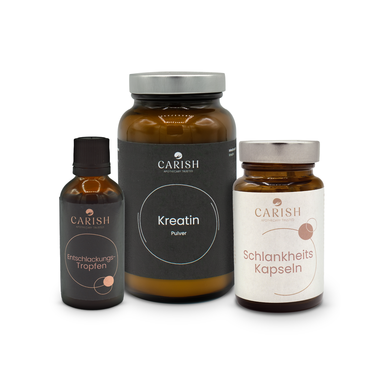 Im Bild die drei Produkte des Badehosenpakets für Männer zum Abnehmen. Ganz links die Entschlackungstropfen, in der Mitte das Kreatin Pulver und rechts die Schlankheitskapseln. Alle 3 Produkte sind in der dunkelbraunen Glasverpackung mit silbernem Deckel und einem Etikett zu sehen.