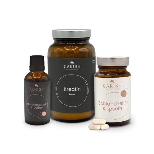 Im Bild die drei Produkte des Badehosenpakets für Männer zum Abnehmen. Ganz links die Entschlackungstropfen, in der Mitte das Kreatin Pulver und rechts die Schlankheitskapseln mit 4 Kapseln im Vordergrund zur Ansicht. Alle Produkte sind in der dunkelbraunen Glasverpackung mit silbernem Deckel zu sehen.