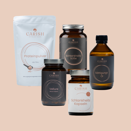 Im Bild die 5 Produkte des Daily must-haves Paketes von Carish. Das Proteinpulver,Sättigungsöl und die Schlankheits Süße. Rechts die Schlankheitskapseln und die Vellure Beauty Kapseln. Alle Produkte in einer dunkelbraunen Glasverpackung und mit silbernem Deckel.