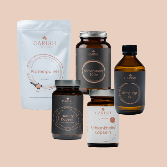 Im Bild die 5 Produkte des Daily must-haves Paketes von Carish. Das Proteinpulver, Sättigungsöl und die Schlankheits Süße. Rechts die Schlankheitskapseln und die Beauty Kapseln. Alle Produkte in einer dunkelbraunen Glasverpackung und mit silbernem Deckel.