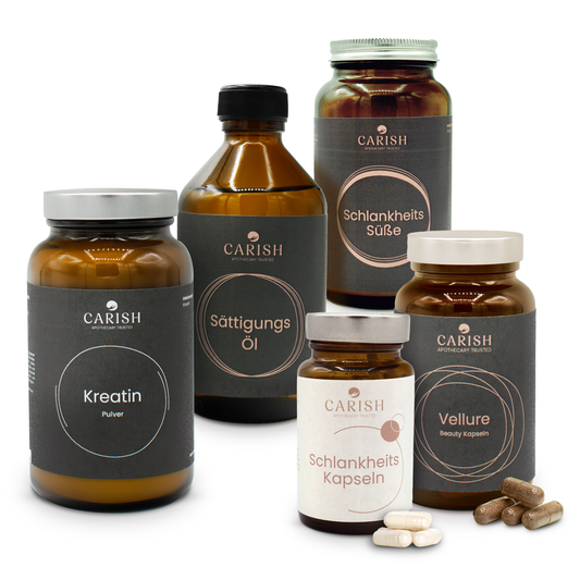 Im Bild die 5 Produkte des Daily must-haves Paketes von Carish. Das Kreatinpulver, MCT Kokosöl und das Glycin Pulver. Rechts die Schlankheitskapseln mit 4 weißen Kapseln und die Vellure Beauty Kapseln mit 4 braunen Kapseln zur Ansicht. Alle Produkte in einer dunkelbraunen Glasverpackung und mit silbernem Deckel.