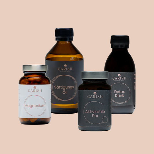 Man sieht die Produkte des Detox Paket. Ganz links die Magnesium Kapseln, dann das Sättigungsöl, die Aktivkohlekapseln und rechts den Detox Drink. Alle Produkte in einer dunkelbraunen Glasverpackung mit Etikett.