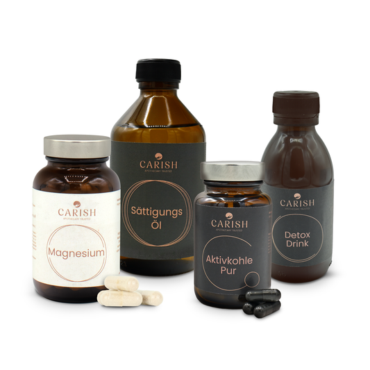 Man sieht die Produkte des Detox Paket. Ganz links die Magnesium Kapseln, dann das Sättigungsöl, die Aktivkohlekapseln und rechts den Detox Drink. Alle Produkte in einer dunkelbraunen Glasverpackung mit Etikett.