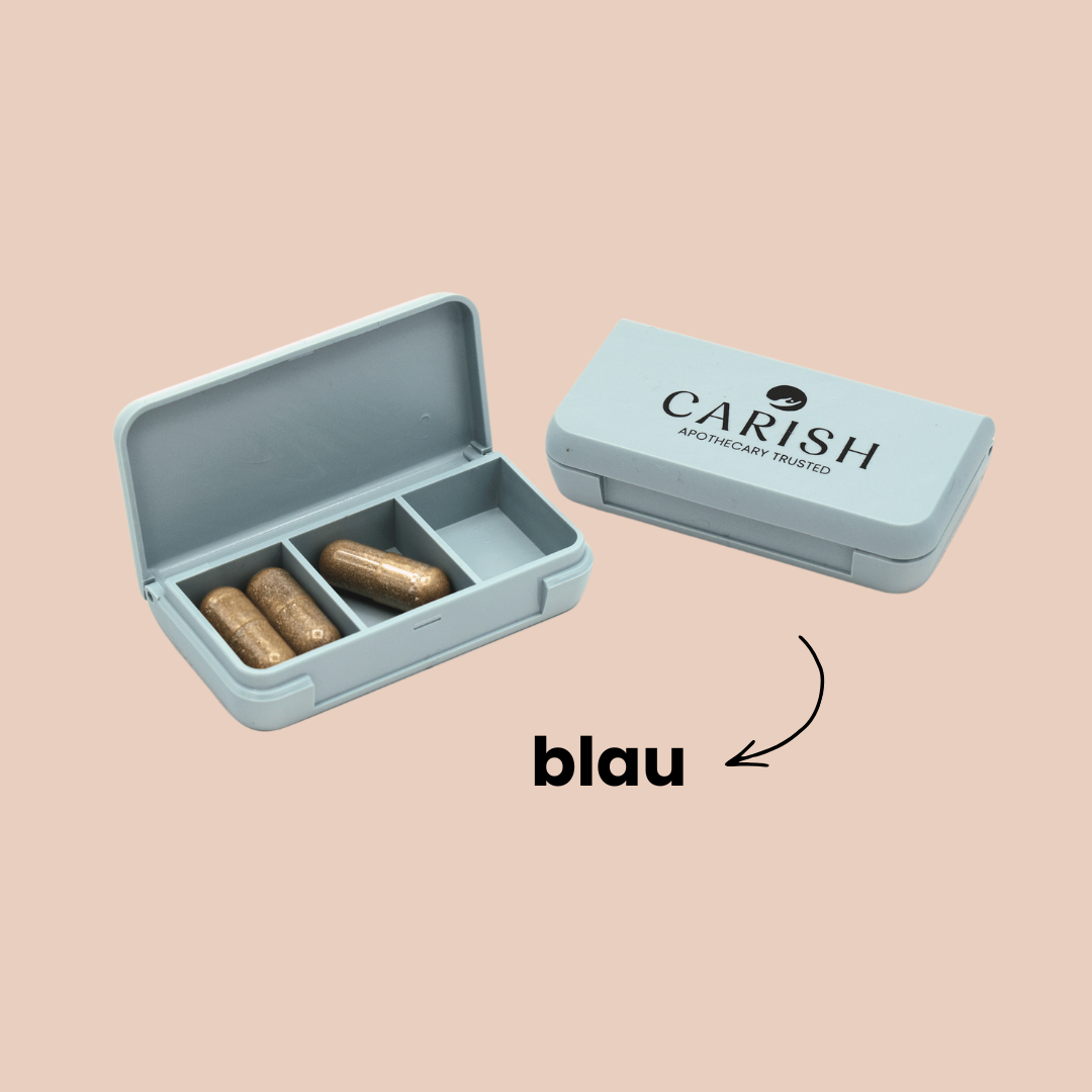 Die Pillendose von Carish für unterwegs in einer blauen Farbe.