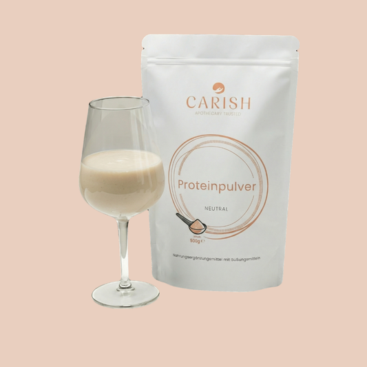 Die weiße Verpackung des Proteinpulvers neutral. Daneben ein Glas mit angerührtem Pulver zur Ansicht.