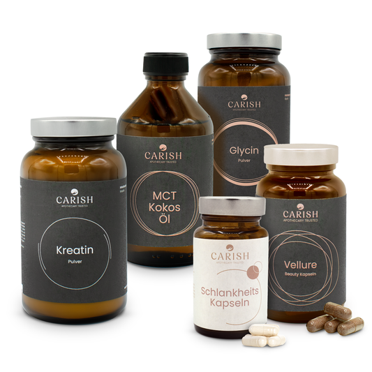 Im Bild die 5 Produkte des Daily must-haves Paketes von Carish. Das Kreatinpulver, MCT Kokosöl und das Glycin Pulver. Rechts die Schlankheitskapseln mit 4 weißen Kapseln und die Vellure Beauty Kapseln mit 4 braunen Kapseln zur Ansicht. Alle Produkte in einer dunkelbraunen Glasverpackung und mit silbernem Deckel.