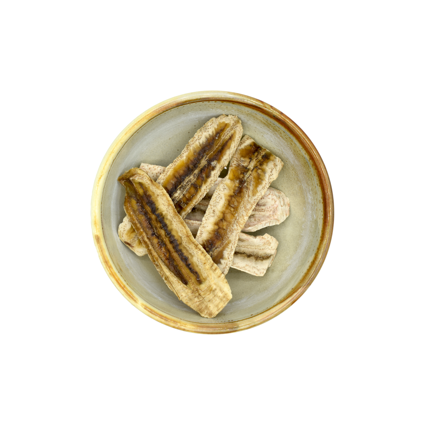 Braune Porzellanschüssel mit sechs gedörrten Bananenscheiben von oben fotografiert.