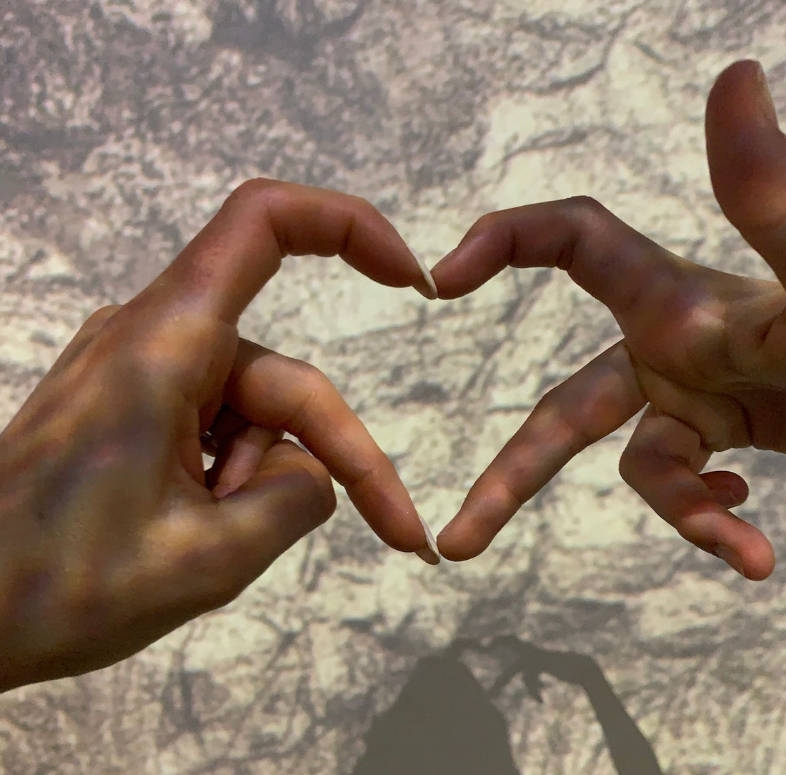 Zwei Hände bilden mit Zeige- und Mittelfinger ein Herz.