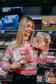 Die Pharmazeutin Nina Milenkovics ist ein einem Supermarkt und hat Packungen mit Hühnchen und Faschiertem in ihren Händen. 