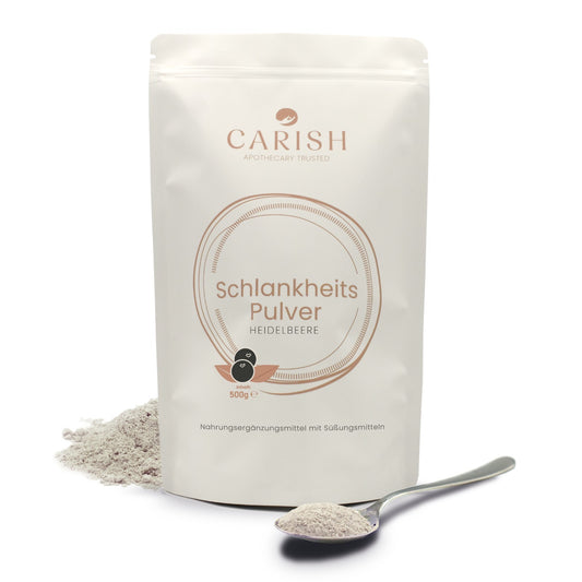 Das Schlankheitspulver Heidelbeere in einem weißen Sack. Im Vordergrund ein Teelöffel mit dem Pulver zur Ansicht. 