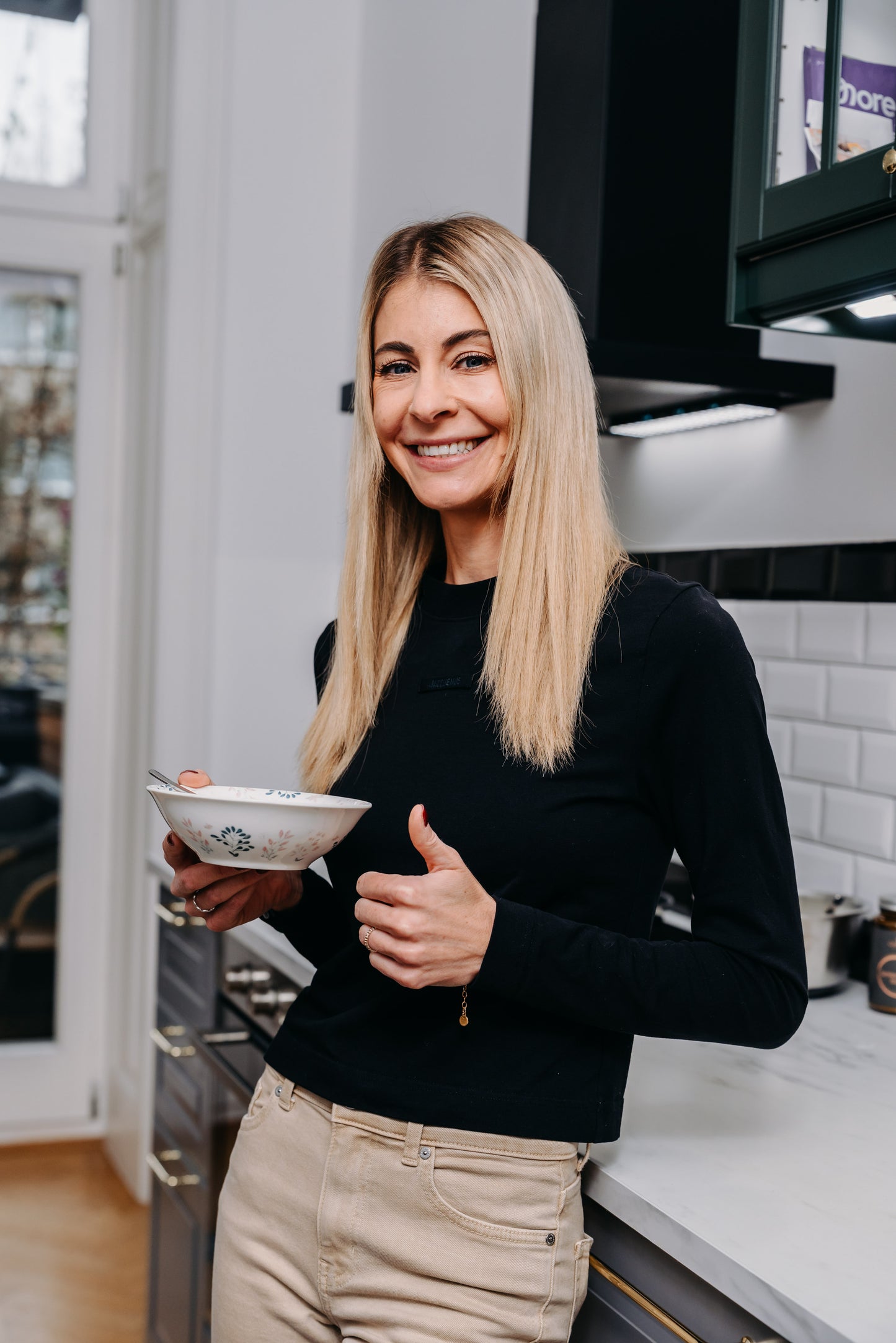 Die Apothekerin Nina Milenkovics steht in einer Küche und hat in ihrer rechten Hand eine Schüssel. 