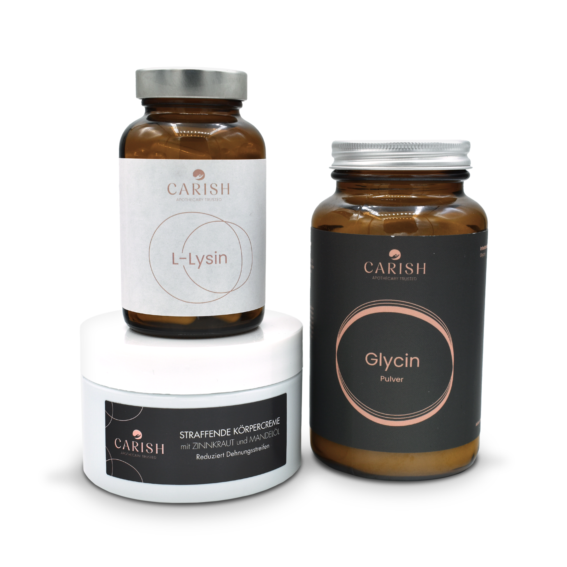 Im Bild sieht man die 3 Produkte des Anti Cellulite Paketes. Die straffende Körpercreme in einem weißen Kunststofftiegel, darauf stehen die L-Lysin Kapseln in einer dunkelbraunen Glasverpackung und rechts noch das Glycin. 