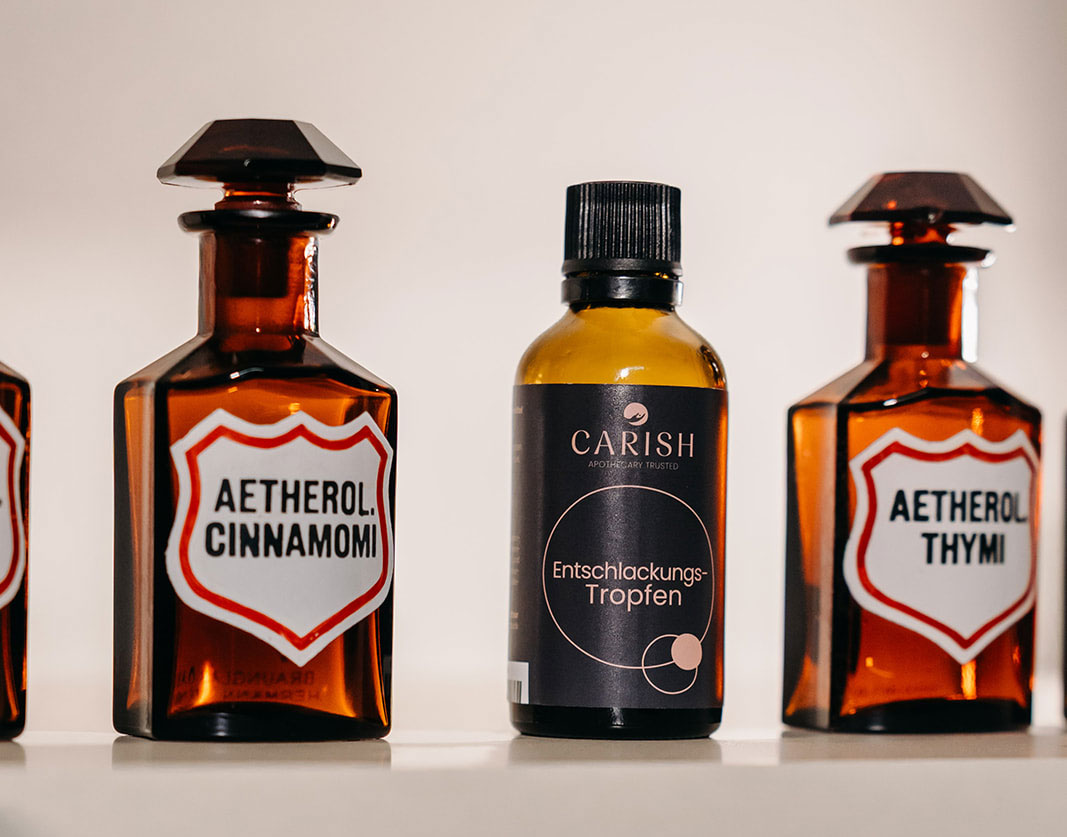 Apotheker-Flacons mit Aufschrift Aetherol sowie eine Flasche mit Entschlackungstropfen