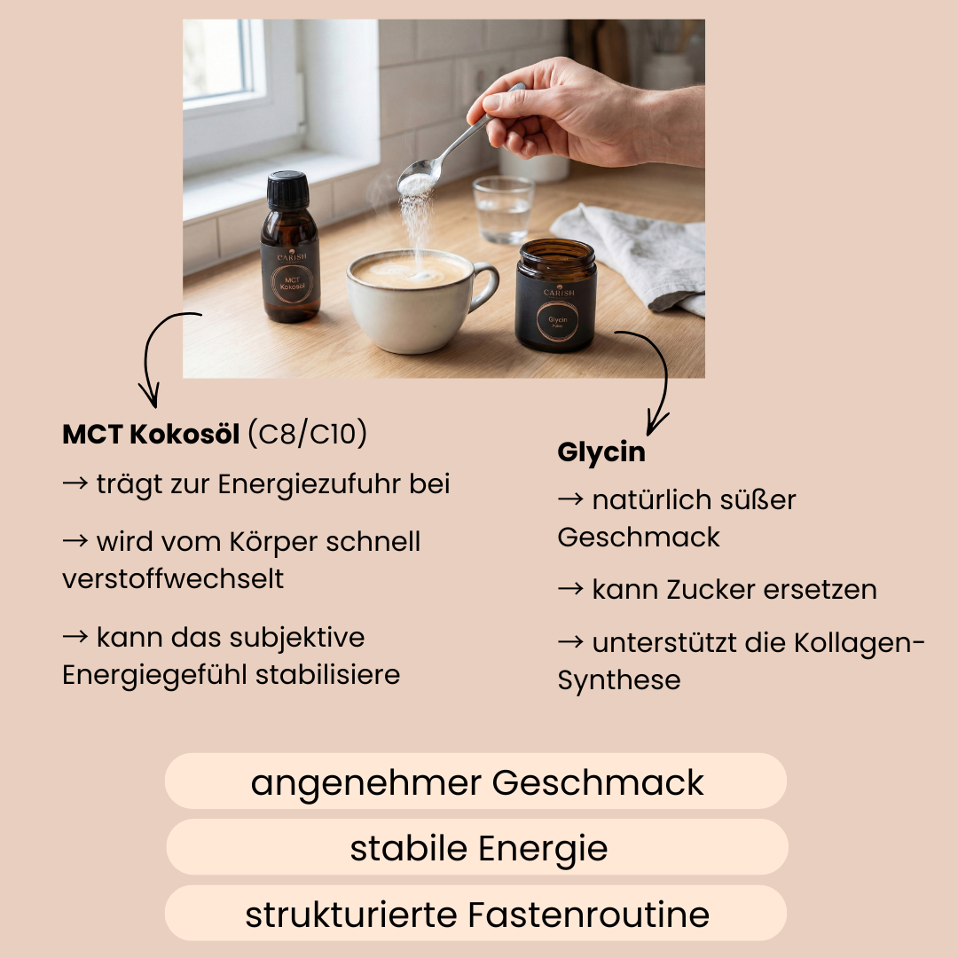 Auf einem Tisch steht eine Tasse mit Kaffee in dem eine Hand gerade mit einem Löffel Glycin hineinschüttet. 