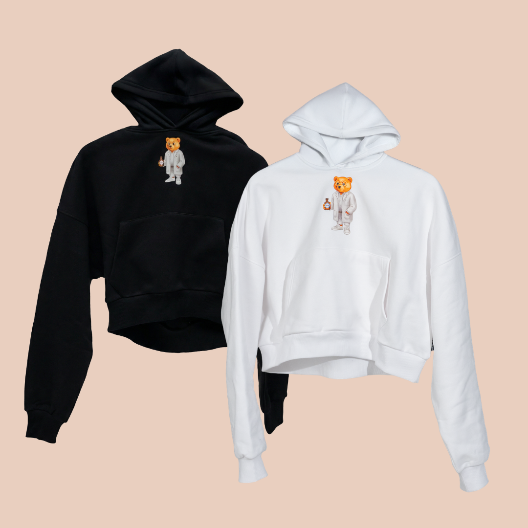 Die 2 Varianten des Baron Filou Pullovers in Zusammenarbeit mit Carish in schwarz oder weiß. 