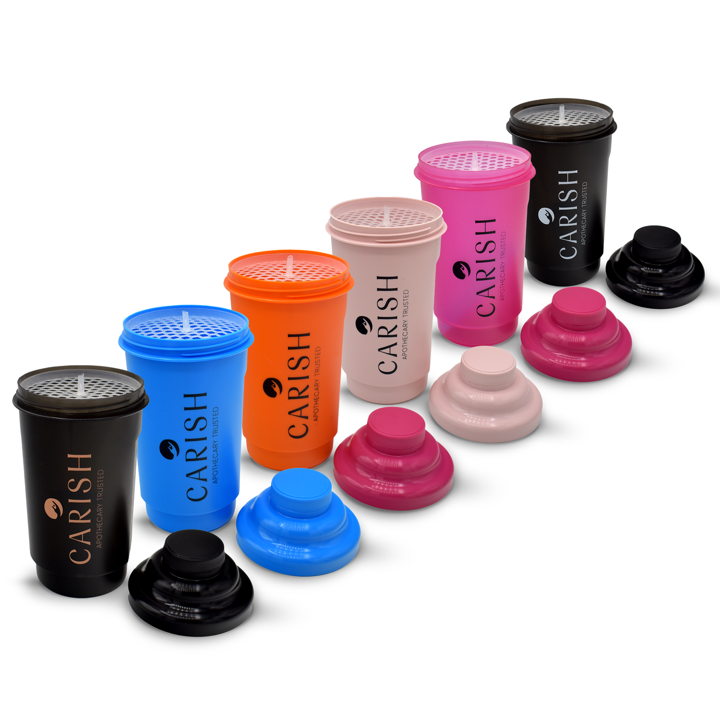 Die 6 verschiedenen Farben der Carish Shaker stehen aufgereiht auf einer weißen Fläche. Die Deckel liegen daneben heruntergeschraubt. 
