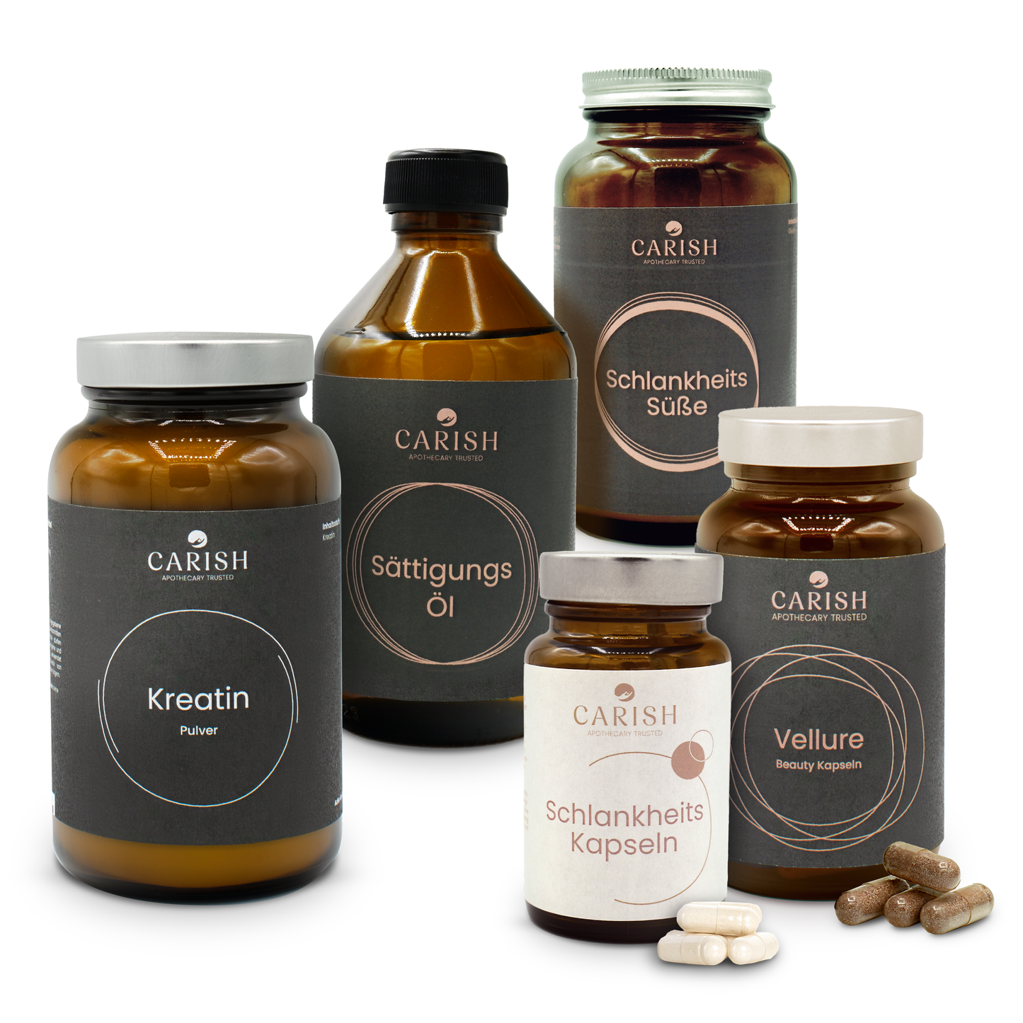 Im Bild die 5 Produkte des Daily must-haves Paketes von Carish. Das Kreatinpulver, MCT Kokosöl und das Glycin Pulver. Rechts die Schlankheitskapseln mit 4 weißen Kapseln und die Vellure Beauty Kapseln mit 4 braunen Kapseln zur Ansicht. Alle Produkte in einer dunkelbraunen Glasverpackung und mit silbernem Deckel.