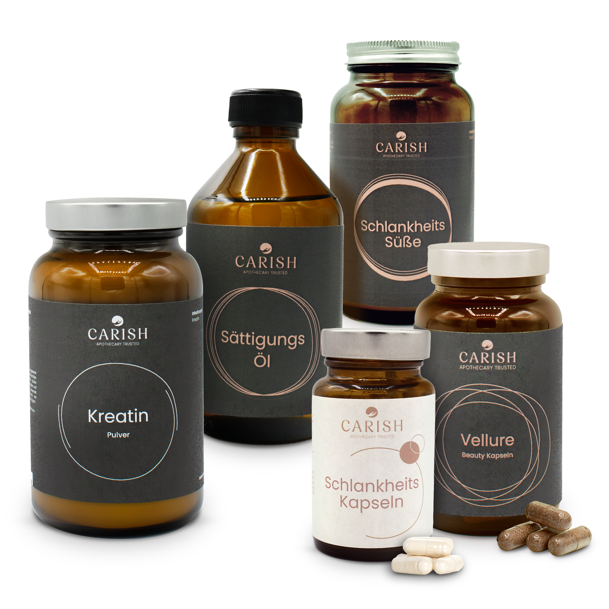 Im Bild die 5 Produkte des Daily must-haves Paketes von Carish. Das Kreatinpulver, MCT Kokosöl und das Glycin Pulver. Rechts die Schlankheitskapseln mit 4 weißen Kapseln und die Vellure Beauty Kapseln mit 4 braunen Kapseln zur Ansicht. Alle Produkte in einer dunkelbraunen Glasverpackung und mit silbernem Deckel.