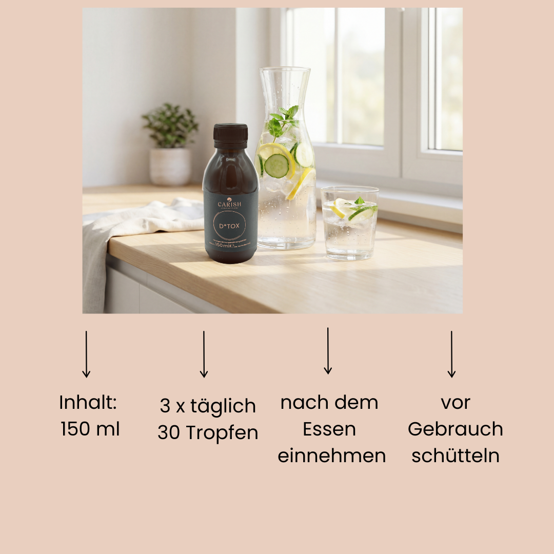 Der Detoxdrink steht auf einen Schrank mit einem Krug Wasser mit Zitrone im Hintergrund. 