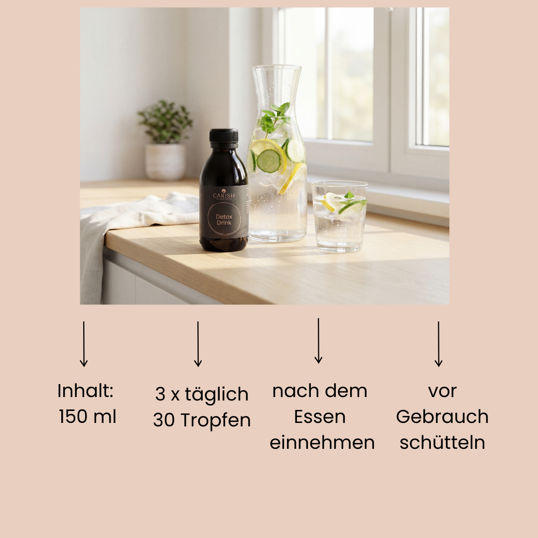 Der Detoxdrink steht auf einen Schrank mit einem Krug Wasser mit Zitrone im Hintergrund. 