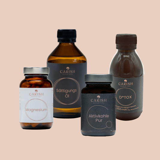 Man sieht die Produkte des Detox Paket. Ganz links die Magnesium Kapseln, dann das Sättigungsöl, die  Aktivkohlekapseln und rechts den Detox Drink. Alle Produkte in einer dunkelbraunen Glasverpackung mit Etikett. 