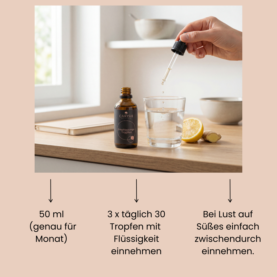 Ein Glas Wasser steht auf einem Tisch mit einer Zitrone und einem Ingwer im Hintergrund. Eine Frauenhand tropft die Entschlackungstropfen in das Glas. 