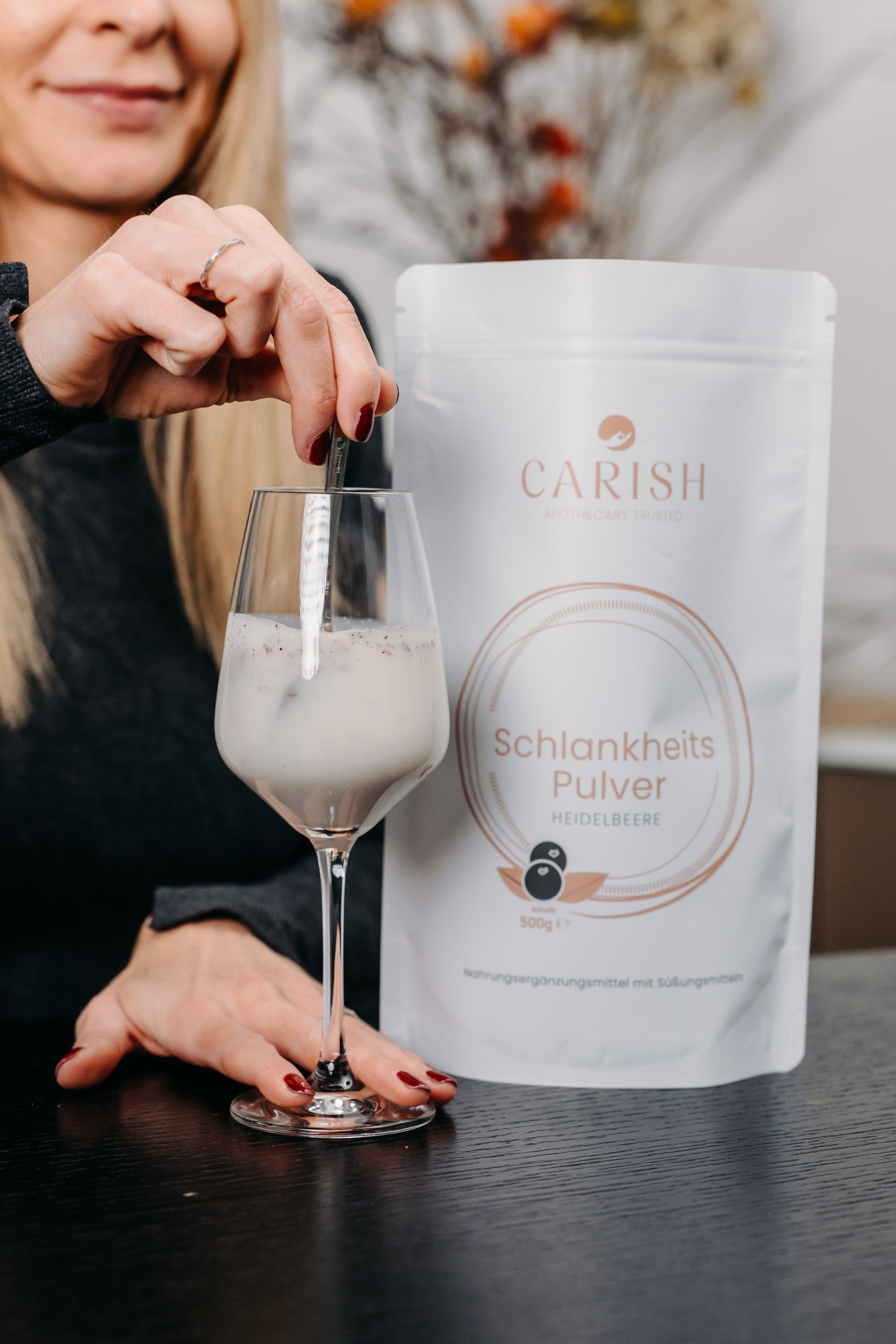 Die Apothekerin Nina Milenkovics rührt das Schlankheitspulver Heidelbeere in einem Glas Milch um. Daneben steht der Sack des Pulvers. 