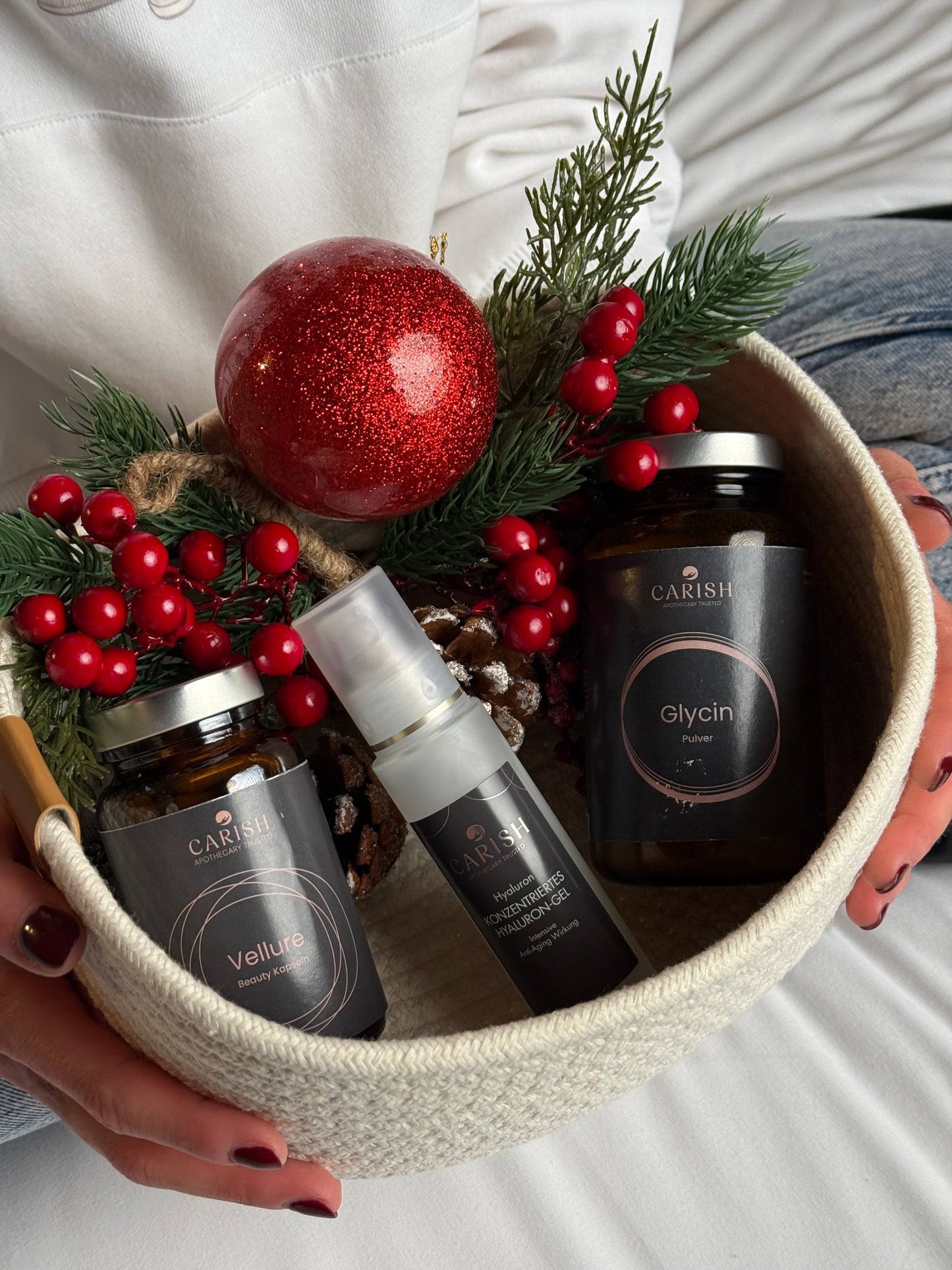 Die Produkte vom Glow Paket leigen in einem weißen Korb mit weihnachtlicher Deko. 
