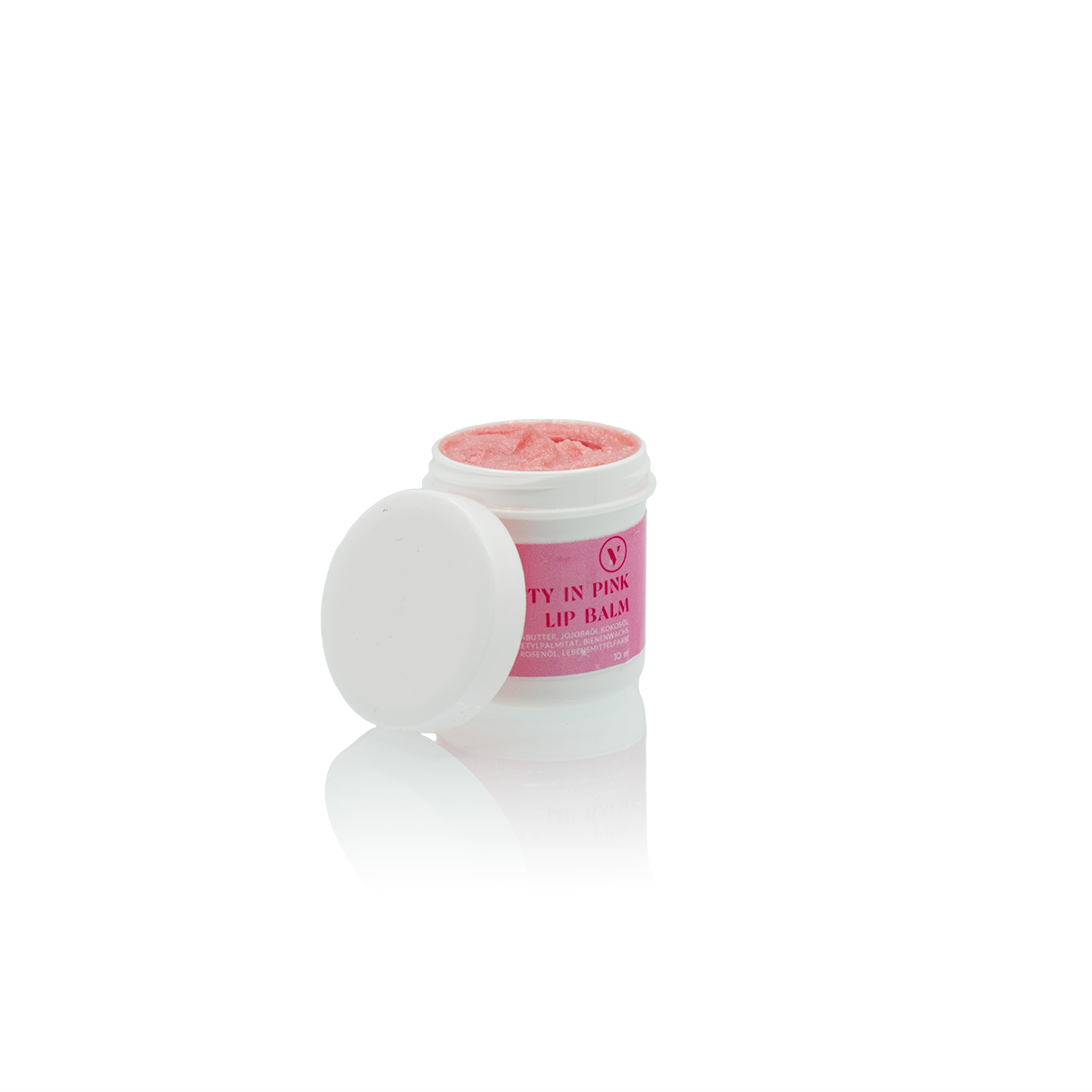 Weißer offener Kunststofftiegel mit weißem, angelehnten Deckel im Vordergrund. Im Tiegel sieht man den rosaroten Lip  Balm für gepflegte Lippen.