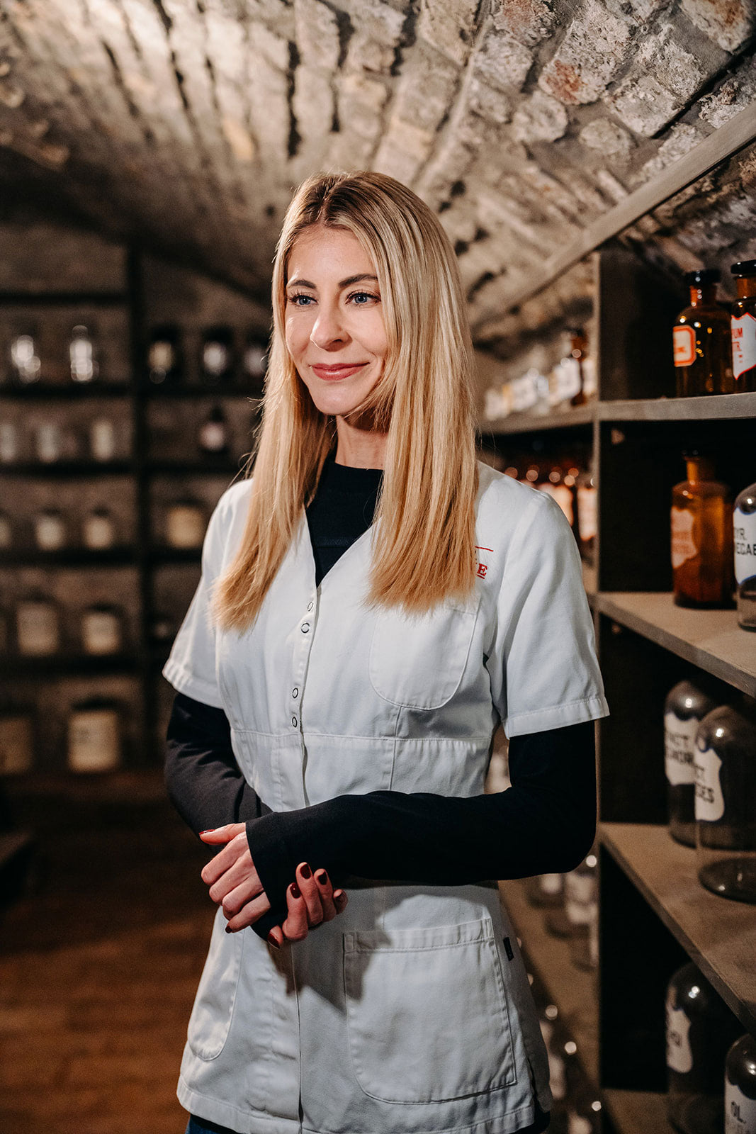 Portrait von Nina Milenkovics in einem Kellergewölbe