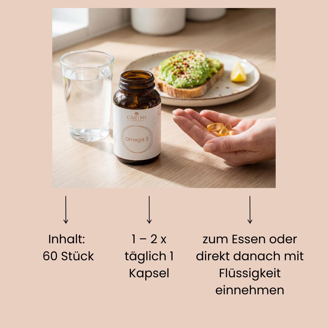 Die Omega 3 Kapseln stehen offen auf einem Tisch. Daneben eine Handfläche mit 2 Kapseln zur Ansicht und im Hintergrund ein Brot mit Avocado. 
