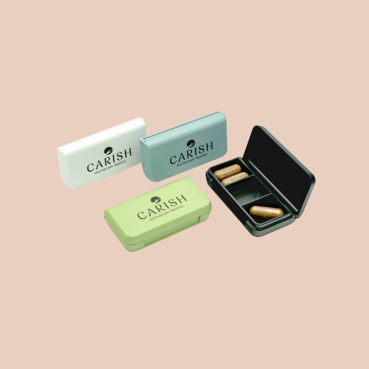 Die Pillendose fuer Tabletten unterwegs in 4 verschiedenen Farben und mit Carish Logo.