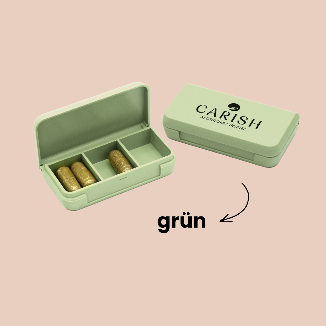 Die Pillendose von Carish für unterwegs in einer grünen Farbe. 