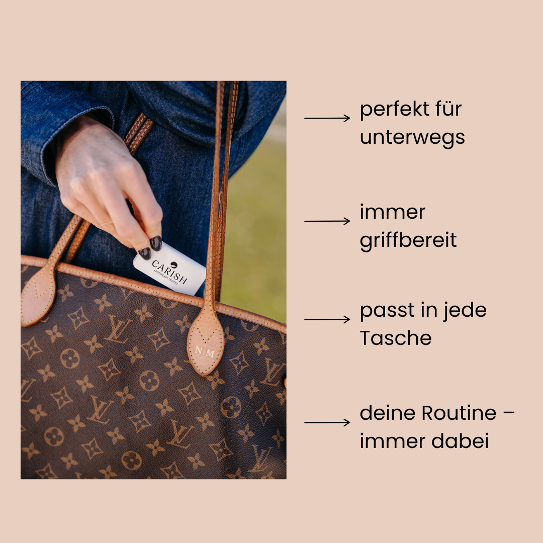 Man sieht eine Tasche die eine Frau in der Hand hält und gerade eine weiße Pillendose einsteckt. Perfekt für unterwegs, immer griffbereit, passt in jede Tasche, deine Routine-immer dabei. 