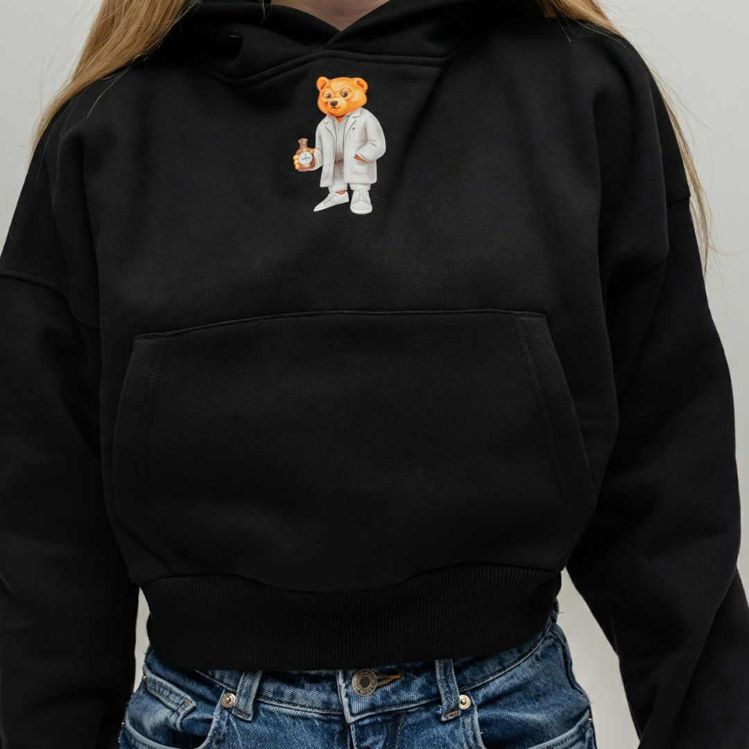 Der Baron Filou Pullover in Nahaufnahme in schwarz mit dem Apothekerbär. 