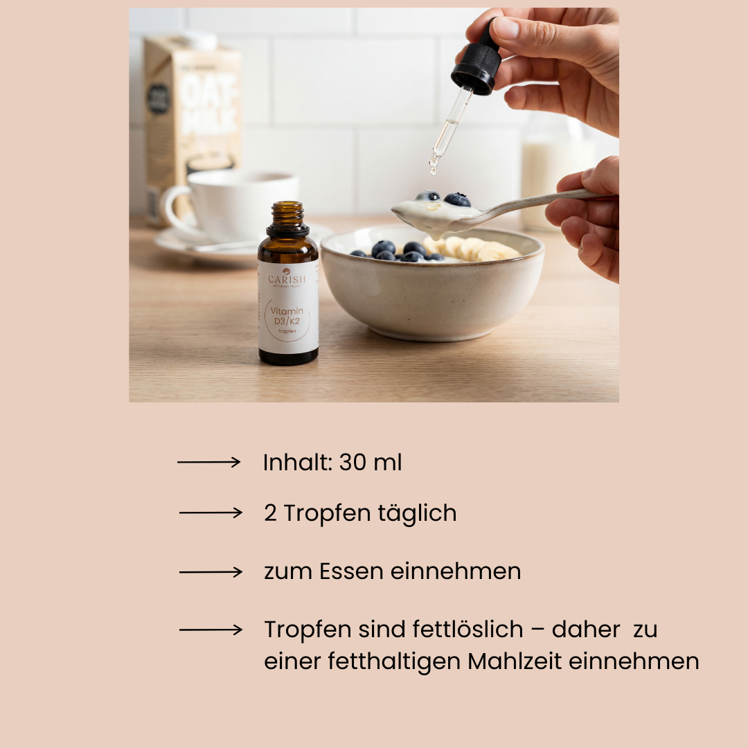 Eine Frau hält einen Löffel mit Joghurt und Heidelbeeren und tropft mit der Pipette das Vitamin D3/K2 darauf. 