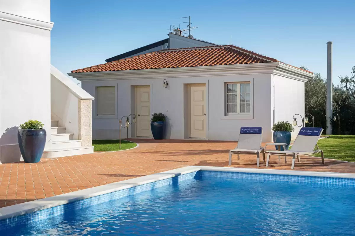 Ein Außenfoto der Villa Azzurra in Porec für das Retreat mit Nina Milenkovics. 