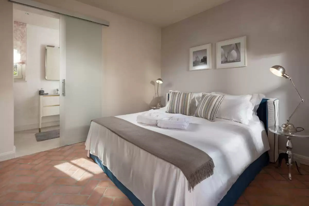 Ein Foto eines Schlafzimmer der Villa Azzurra in Porec für das Retreat mit Nina Milenkovics. 