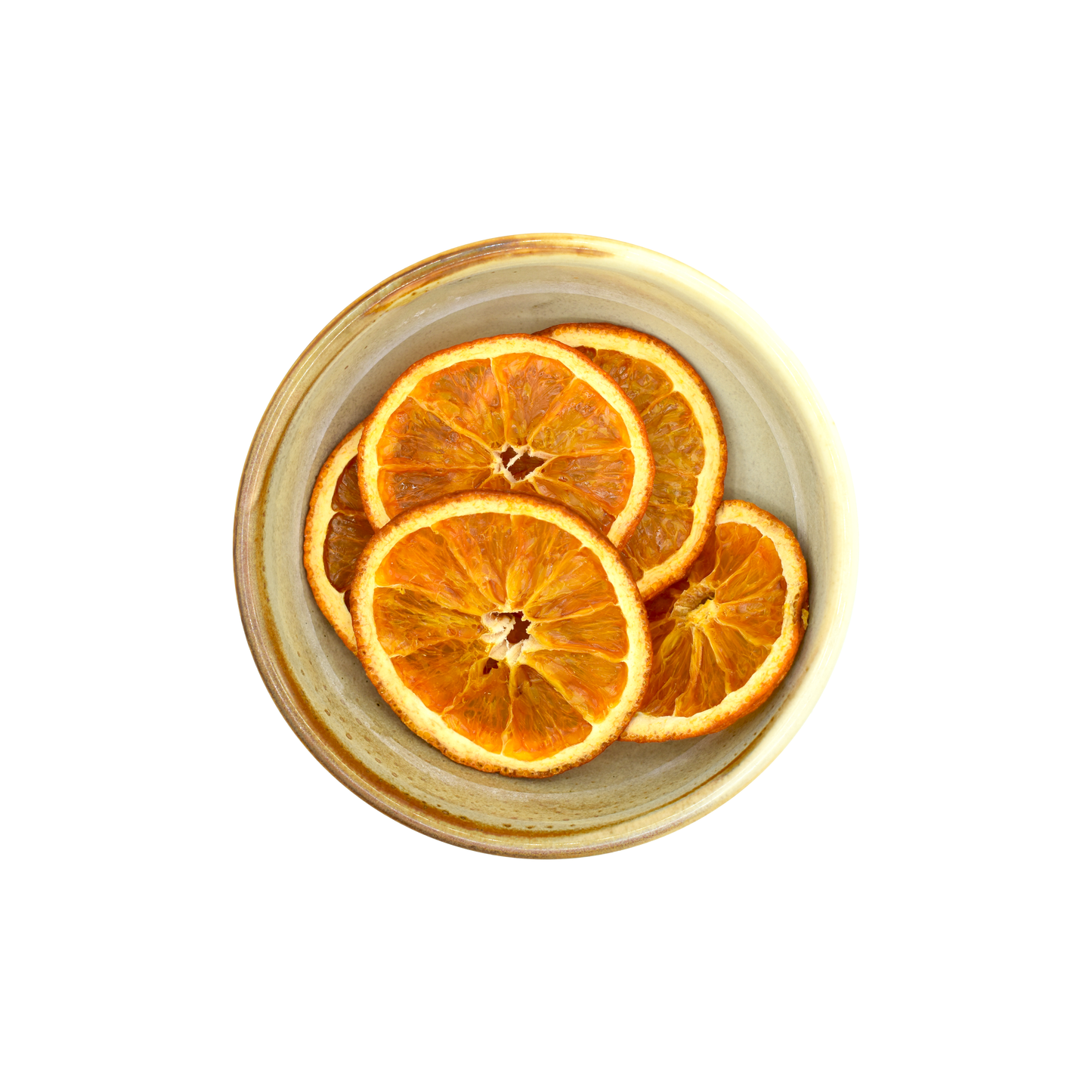 Beige Schüssel mit fünf Stück der gedörrten Orangenscheiben von oben fotografiert.
