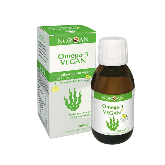 Braune Glasflasche mit weißem Kunststoffdeckel und Banderole mit Beschreibung des veganen Omega 3 Öls. Im Hintergrund die weiß, grüne Papierverpackung.